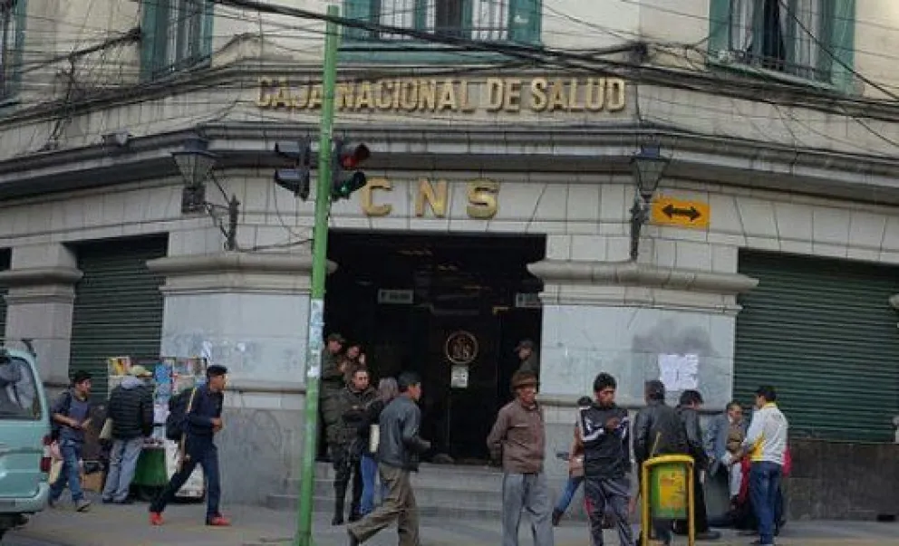 El frontis de las oficinas de la Caja Nacional de Salud (CNS), en el centro de la ciudad de La Paz. Foto: RRSS