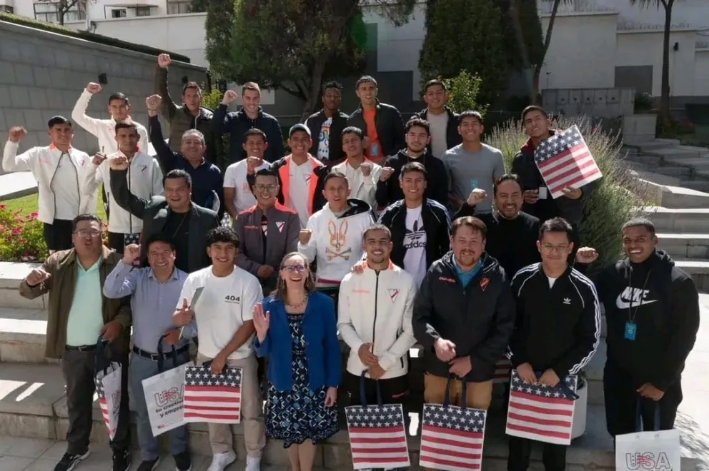 Jugadores, miembros del cuerpo técnico de la selección y dirigentes de la FBF en la Embajada de Estados Unidos. Foto: VHM.