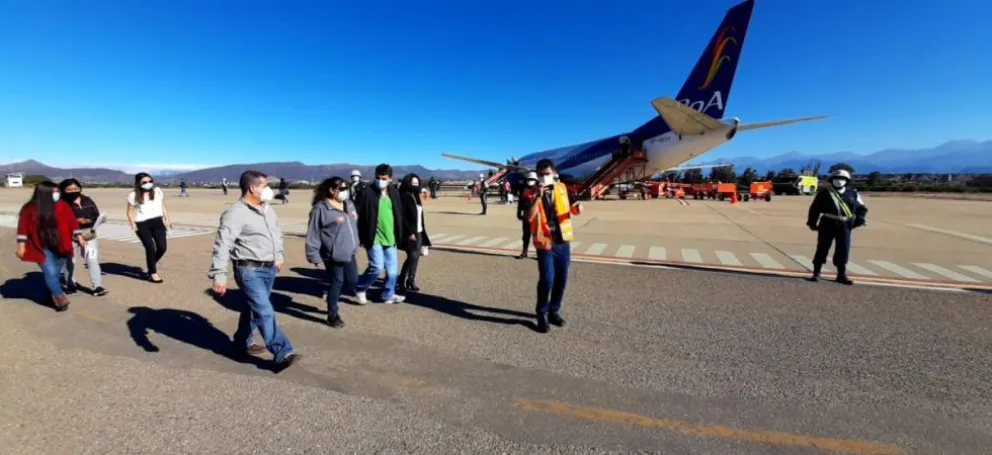 Varias personas transitan por la pista del aeropuerto de Tarija. Foto. El País de Tarija.