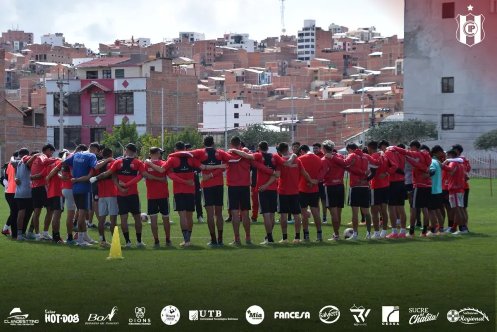 Jugadores y cuerpo técnico de Independiente en la previa de una práctica. Foto: Independiente