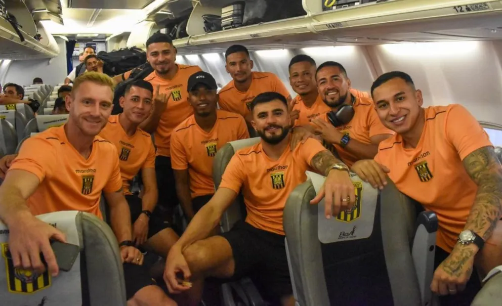 Jugadores del Tigre en un viaje anterior. Otra vez alistan maletas para viajar primero a Santa Cruz y luego a Brasil. Foto: club The Strongest