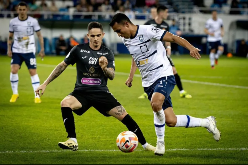 Fernández (de blanco) en un partido con su club ruso. Foto: FC Baltika.