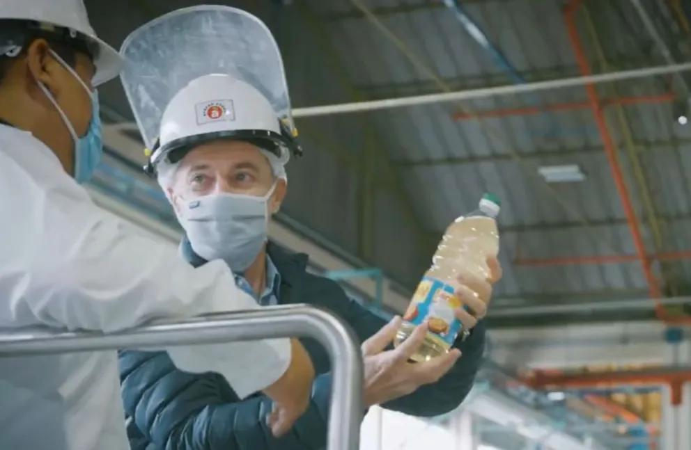 Uno de los ejecutivos de la empresa en una planta. Foto: Captura de video