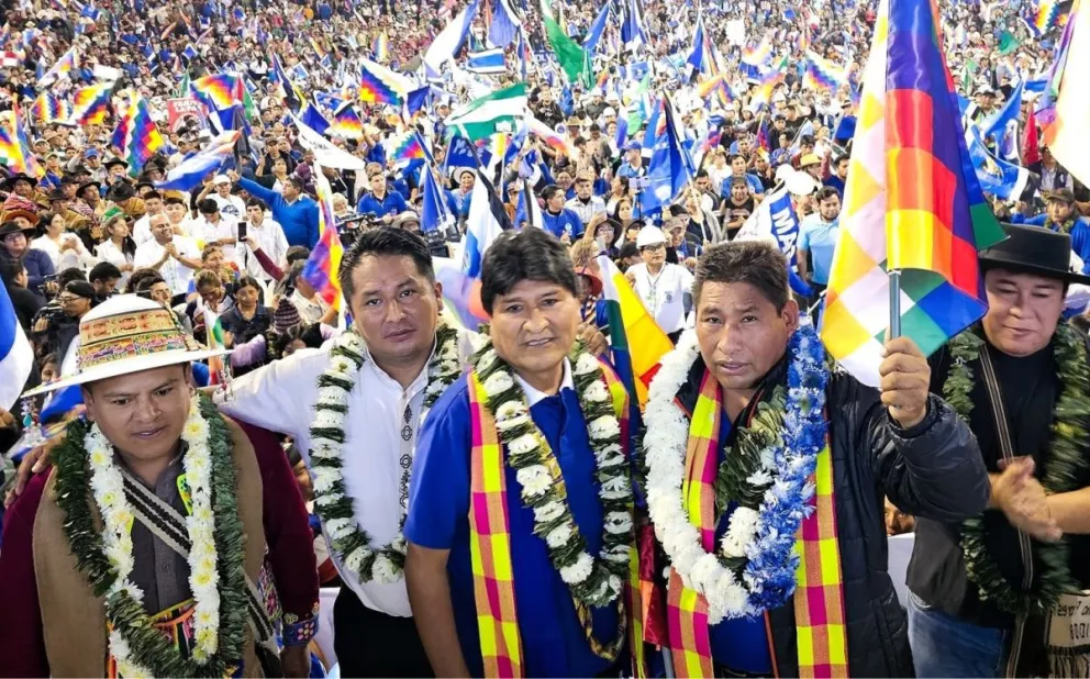 Evo Morales junto a otros dirigentes durante el ampliado "evista" del MAS. Foto: Facebook del exmandatario 