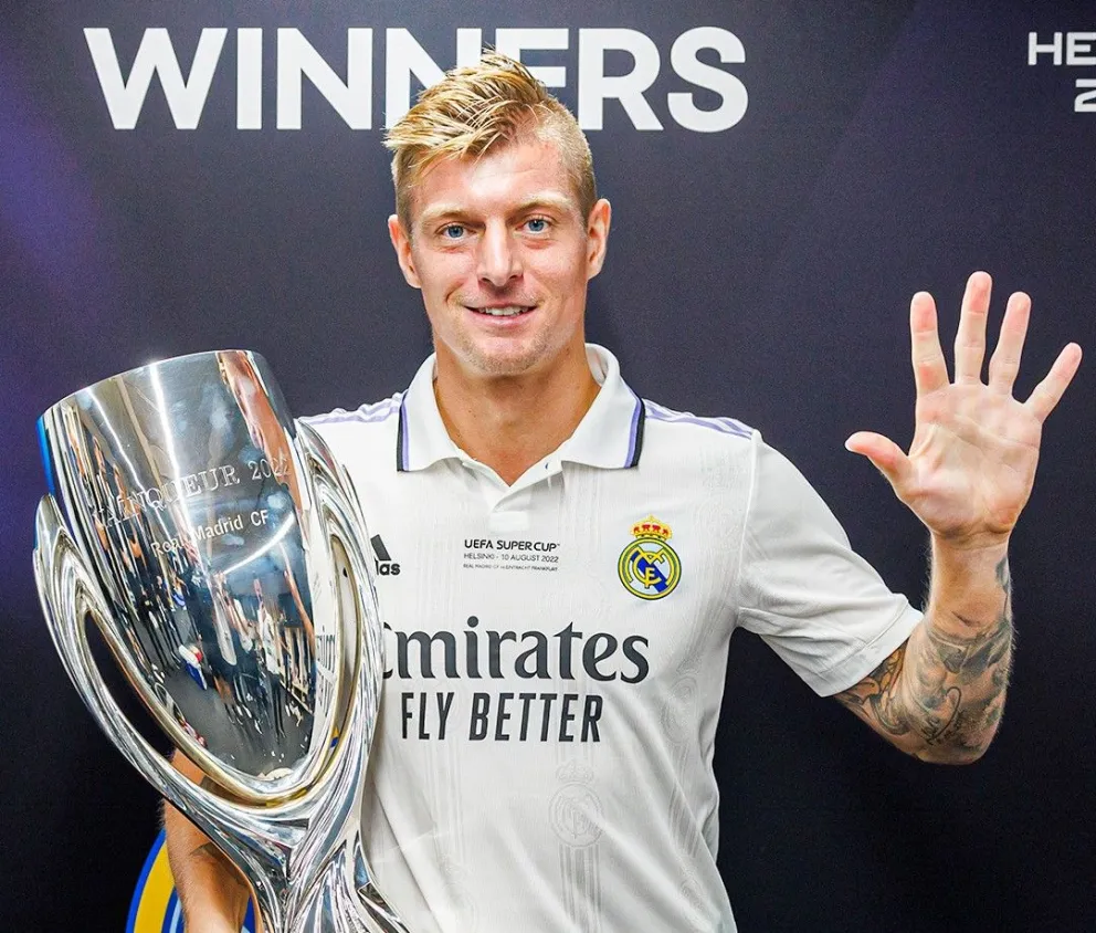 Tony Kroos junto a una vieja amiga, el trofeo de campeón con el cuadro merengue. Foto Real Madrid