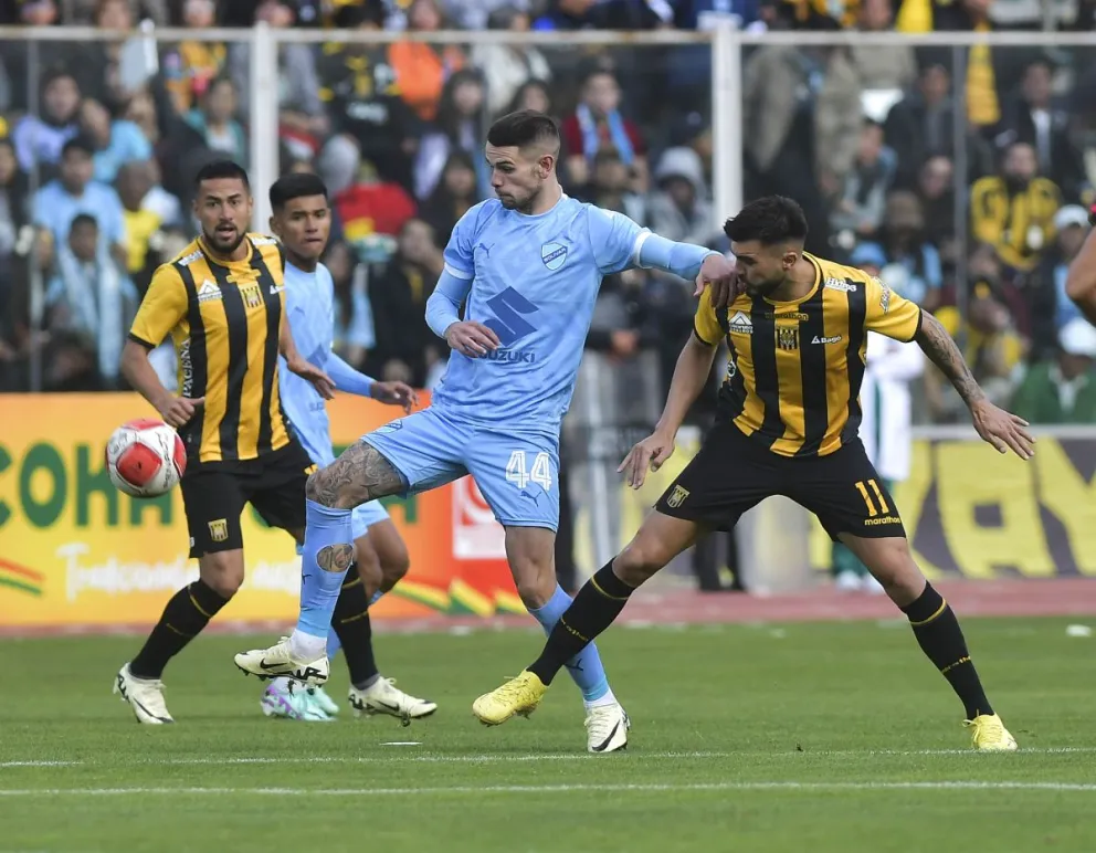 Orihuela, de Bolívar, disputa un balón con Triverio, atacante del Tigre, en un clásico pasado. Foto: APG