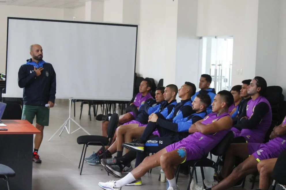 Leitao da las indicaciones a los jugadores de CD San Antonio, en el CAR de Villa Tunari. Foto CD San Antonio