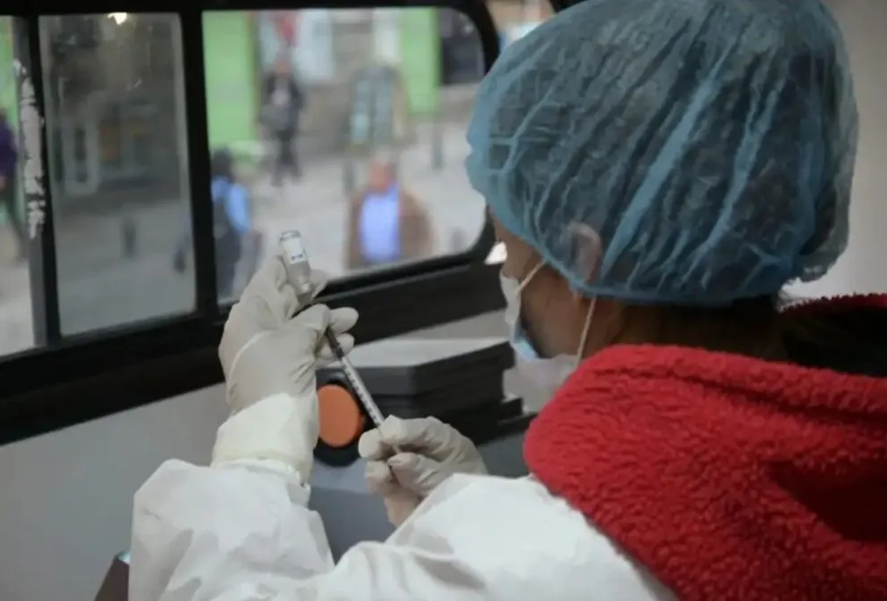 Una enfermera de un centro de salud edil prepara la aplicación de una vacuna. Foto: GAMLP