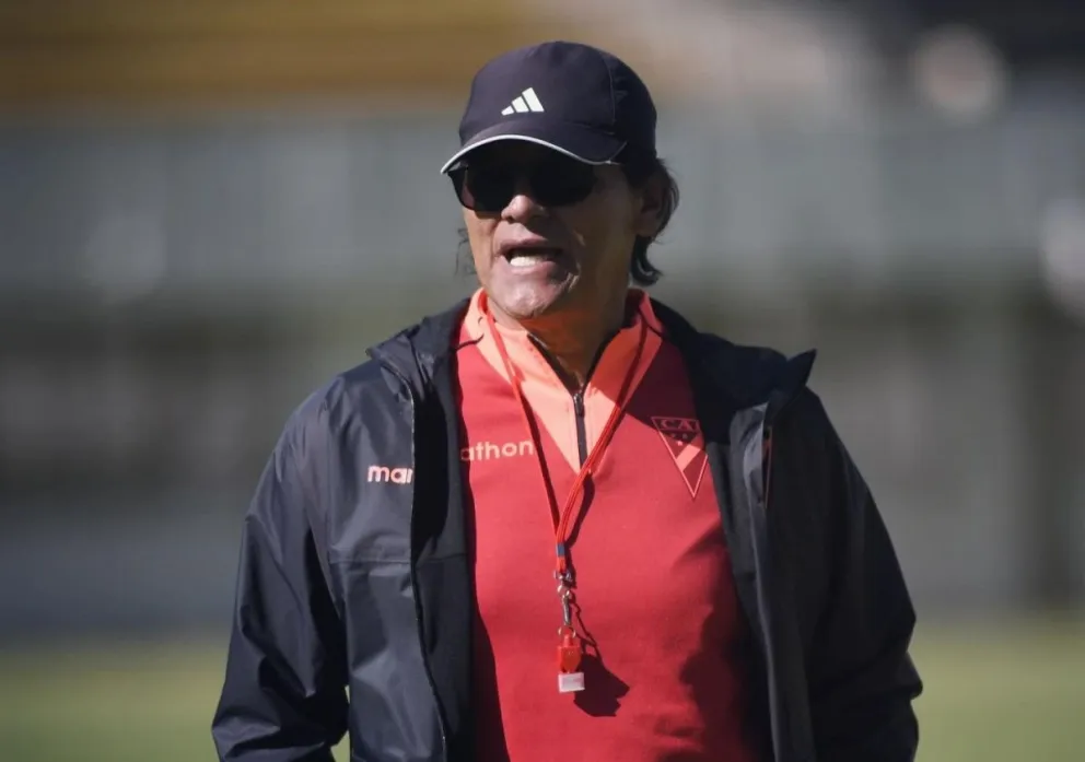 Flabio Torres, entrenador de Always Ready que está contento con el trabajo de sus jugadores. Foto Always Ready