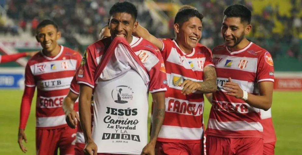 Ávila (izq.), autor del gol de la victoria, es felicitado por sus compañeros. Foto: APG 