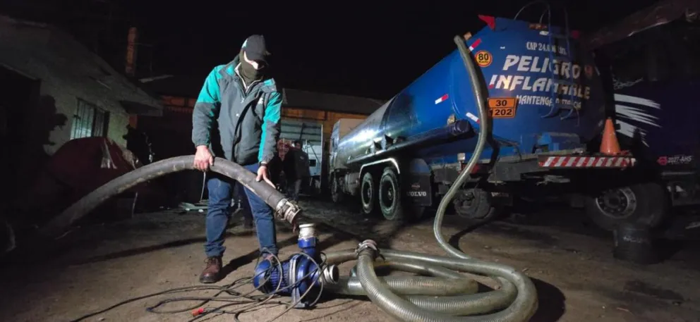 Técnicos de la ANH muestran cómo se realizaba el trasvasijado del combustible incautado anoche con 6 cisternas. Foto: ANH.