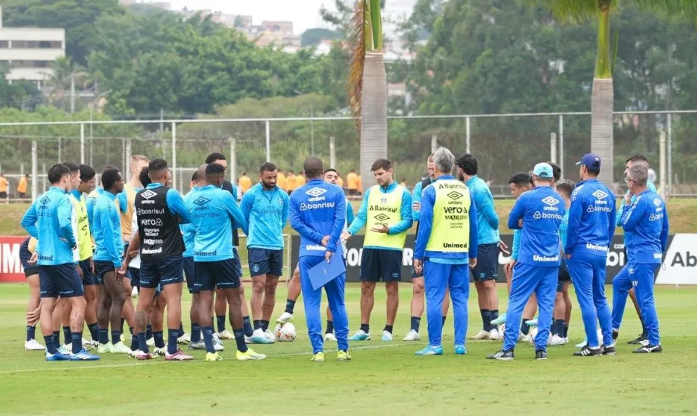 Jugadores y miembros del cuerpo técnico conversan antes de iniciar un entrenamiento en Sao Paulo. Foto: club Gremio