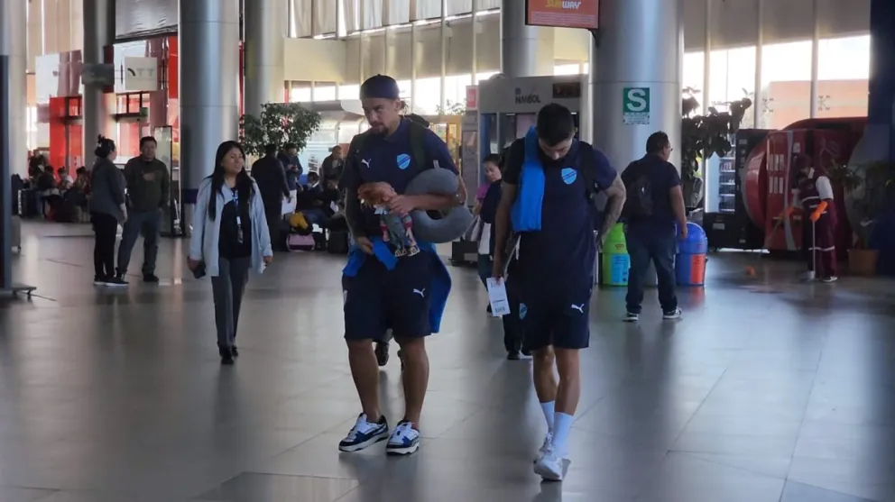 Da Costa (izq.) y Sávio en el aeropuerto de El Alto previo a su viaje a Cochabamba. Foto: Sports 360.