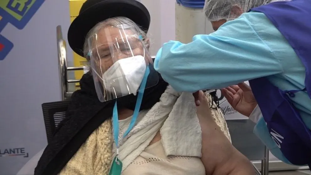 Una persona de la tercera edad recibe la vacuna contra la influenza.   Foto: Ministerio de Salud