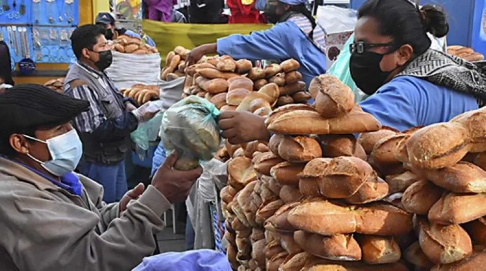 La venta de pan se realiza desde muy temprano. Foto: APG