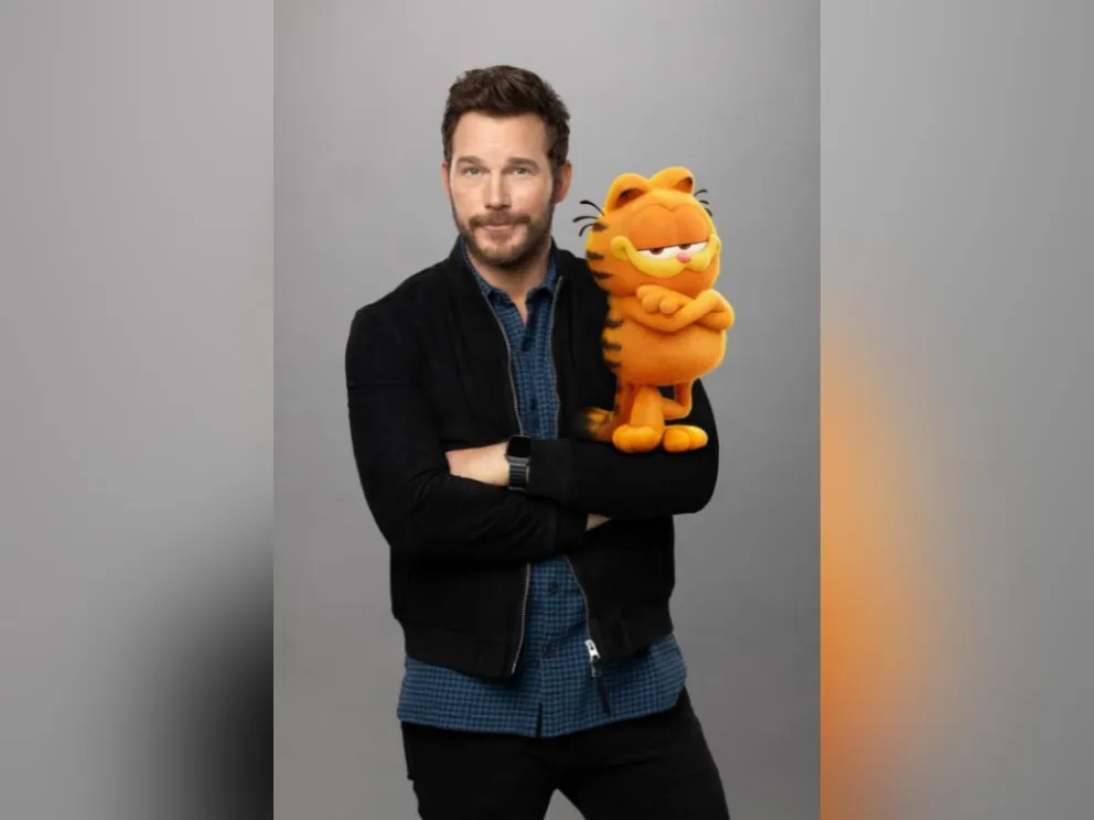 Fotografía del actor Chirs Pratt con el personaje animado Garfield. Foto: EFE / Sony Pictures