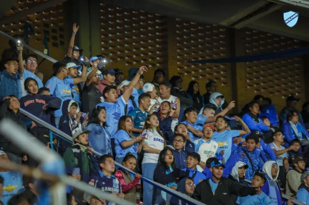Hinchas de la Academia en el Hernando Siles. Foto: Club Bolívrar.