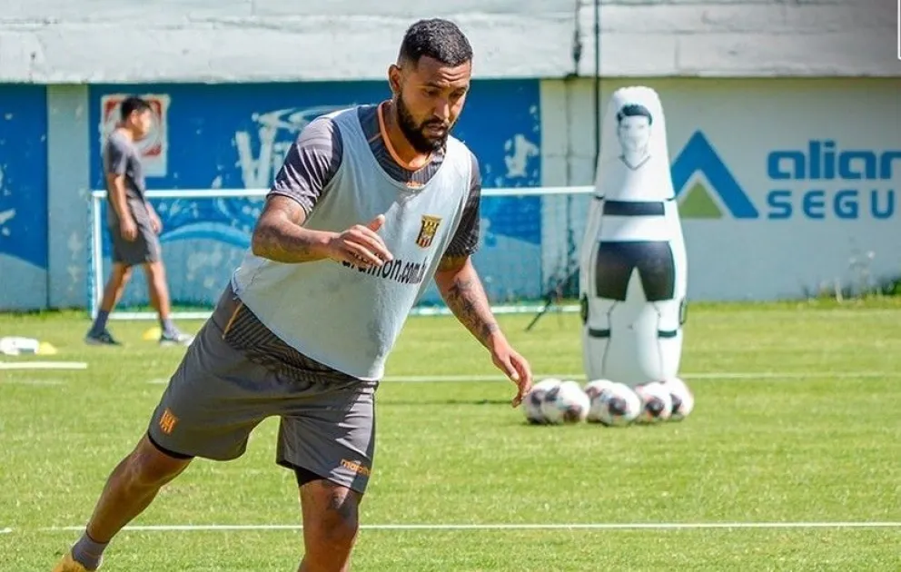 Adrián Jusino en un entrenamiento de los atigrados en la zona de Achumani. Foto: club The Strongest