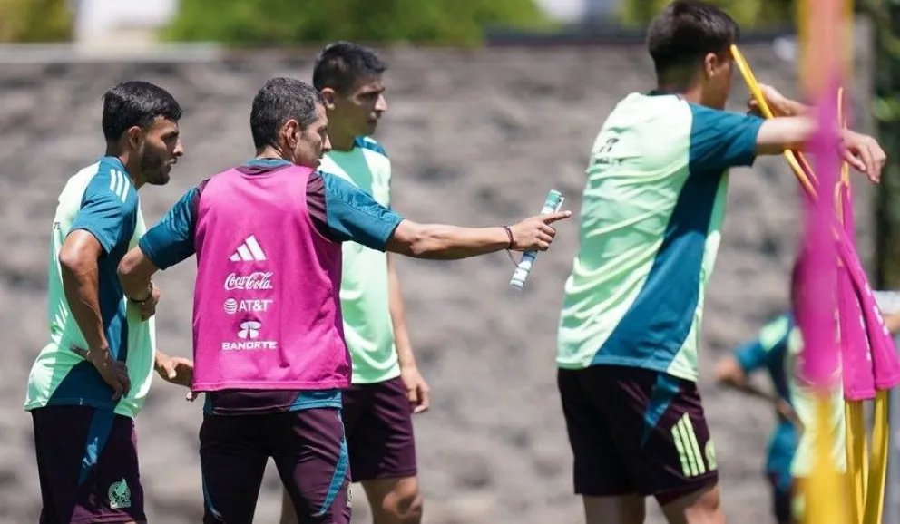 Jaime Lozano, DT de México, da instrucciones a sus dirigidos en la práctica del lunes. Foto: Cuenta en X Selección Nacional. 