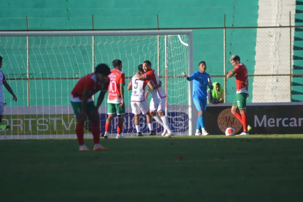 El festejo de Tobar con sus compañeros, mientras el golero Galindo reclama una supuesta falta. Foto APG