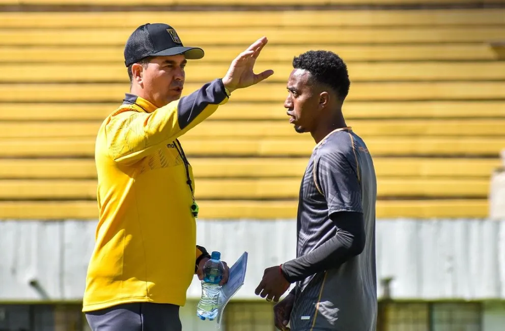 El técnico Ismael Rescalvo conversa con Jaime Arrascaita en un entrenamiento de la semana pasada. Foto. club The Strongest