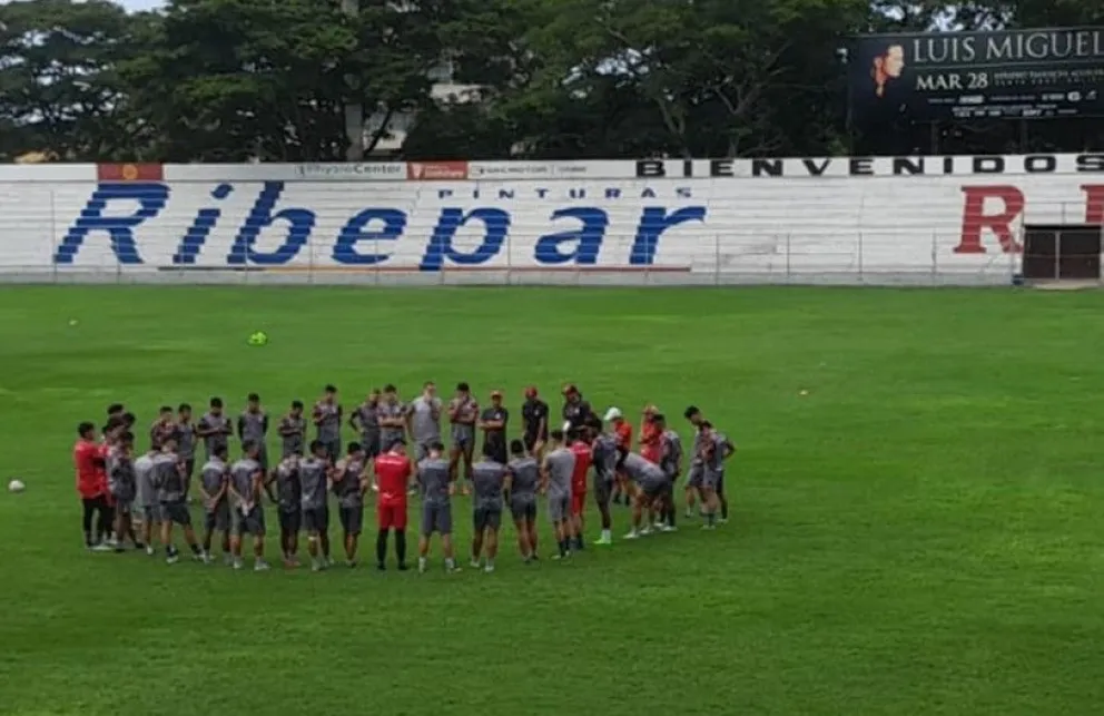 El plantel de Real Santa Cruz trabaja en su estadio, allí recibirá a GB San José. Foto: Real Santa Cruz. 