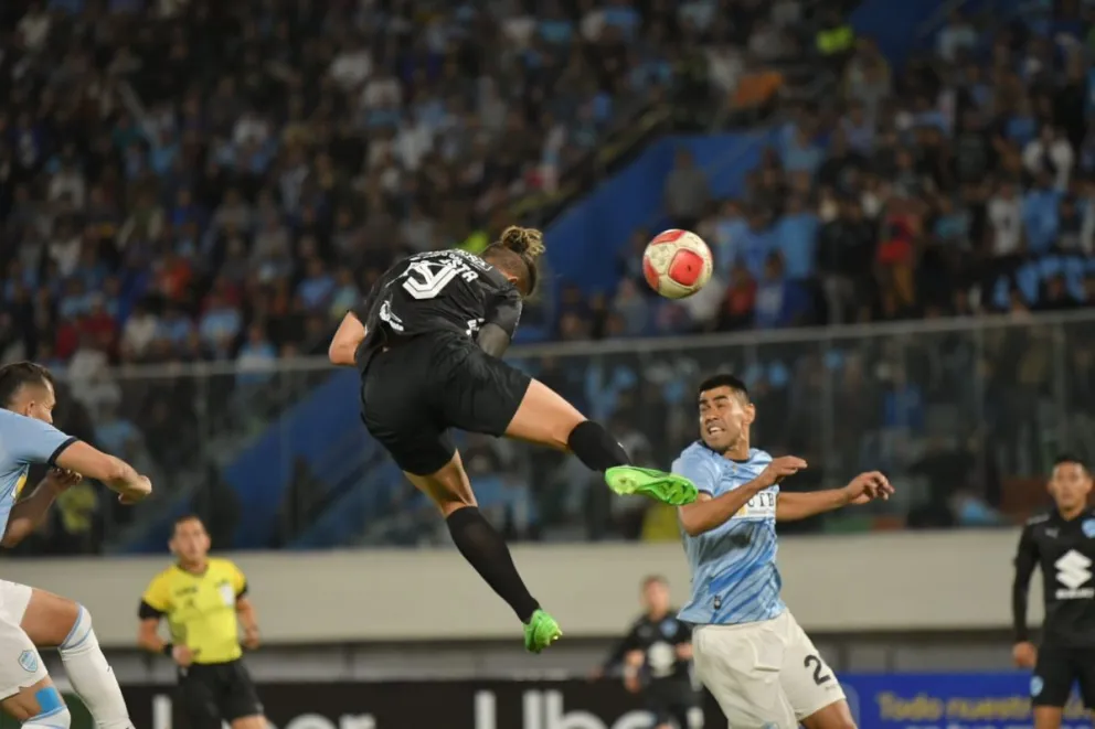 El instante preciso del cabezazo de Da Costa en lo que fue el 1-0 transitorio ante Aurora. Foto APG