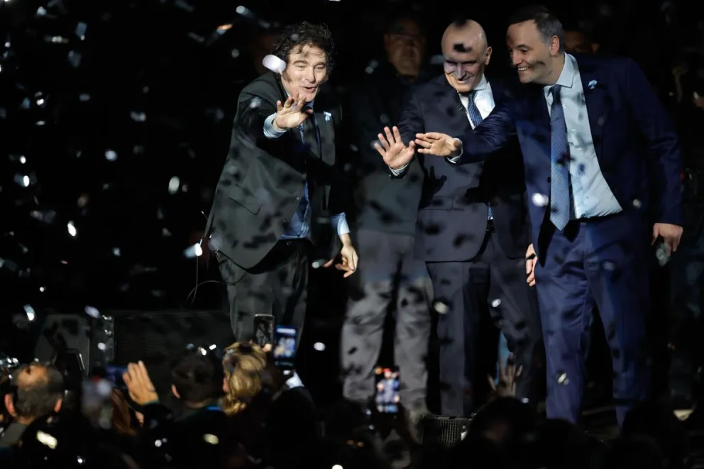 Javier Milei con el diputado José Luis Espert y el vocero presidencial Manuel Adorni, en el acto de anoche. Fpotpo: EFE