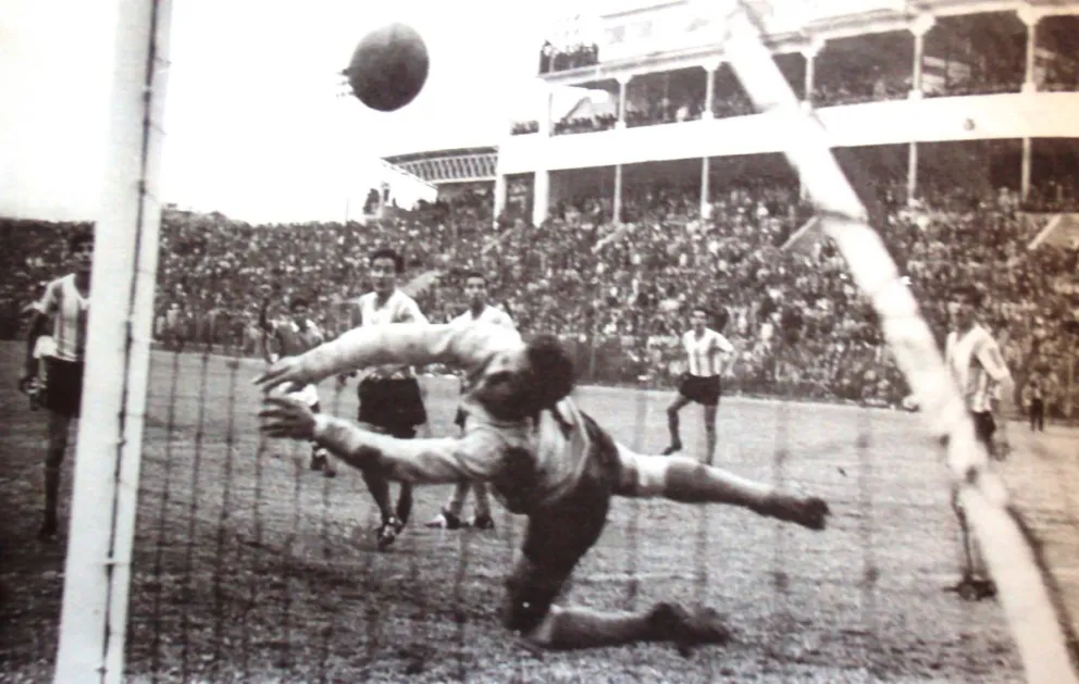 El cabezazo de Camacho va al fondo del arco de los argentinos. Foto: Historia del Fútbol Boliviano