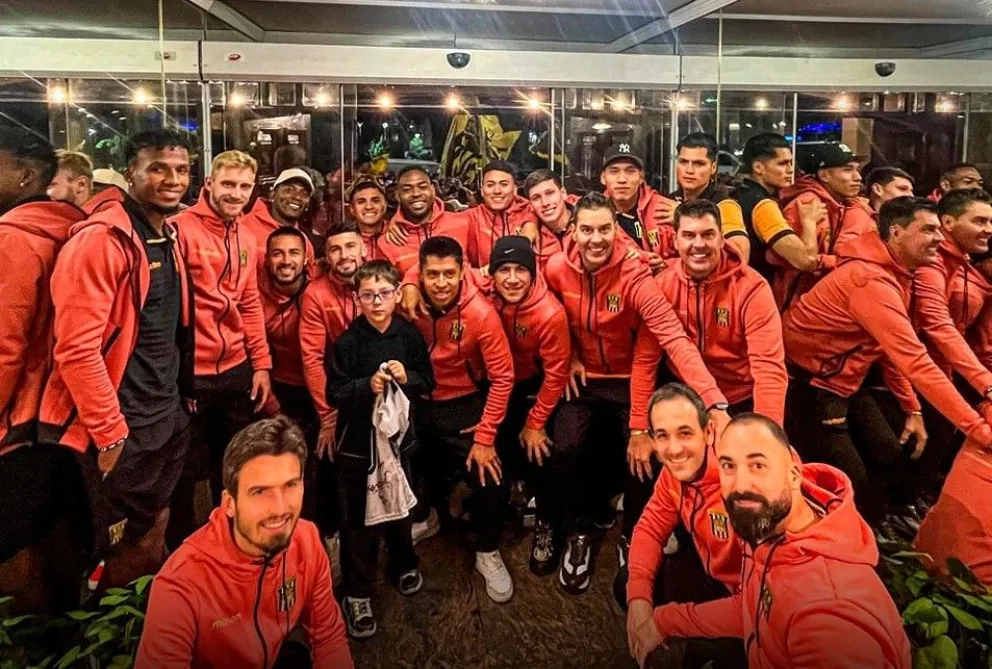 Jugadores y cuerpo técnico del Tigre antes de un partido de Copa Libertadores. Foto: club The Strongest