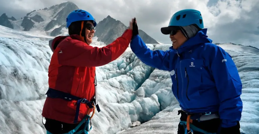 Dos escaladores del programa "Ascensión a la esperanza". Foto: Unifranz