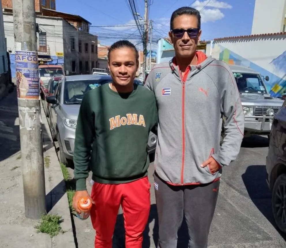 Marcos Rojas con su entrenador Rigoberto Morejón, por el centro de la ciudad de La Paz. Foto Sports 360