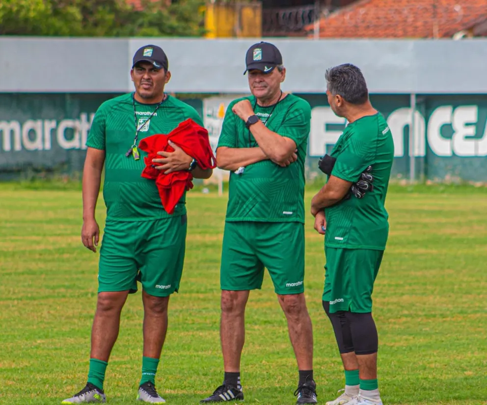 Tucho Antelo junto a Méndez (a su derecha) y uno de sus asistentes. Foto Oriente Petrolero