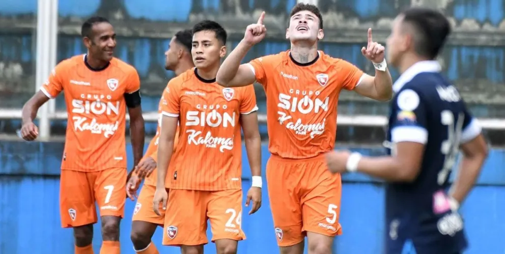 Crescencio celebra su gol apuntando al cielo y sus compañeros se asocian al festejo. Foto: APG 