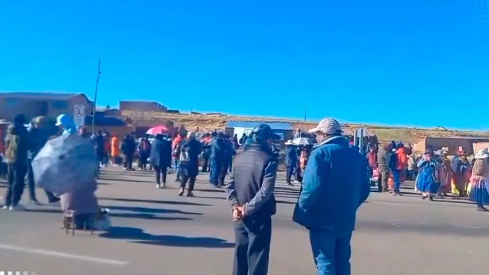 Gremiales bloquean en Caihuasi, en la carretera que une La Paz y Oruro. Foto: Opinión