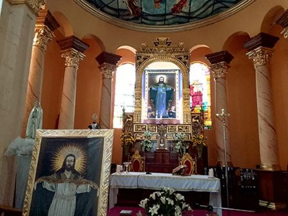 Altar mayor con el lienzo patrimonial al fondo y la réplica para la entrada y procesión, al frente.   FOTO: Jorge Soruco / Visión 360