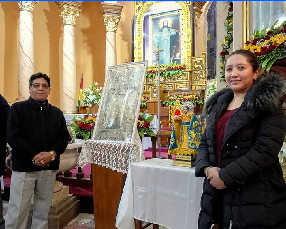 Juan Roberto Apaza y su hija Carmen Rosa recibieron a Visión 360 al finalizar una de las novenas en el Santuario del Gran Poder, actividad obligatoria de la festividad.  FOTO: Carlos Moreira/Visión 360