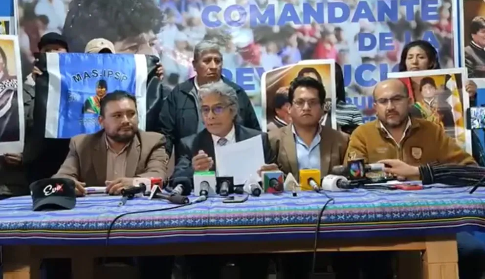 El equipo jurídico del ala "evista" del Movimiento Al Socialismo (MAS) brinda conferencia de prensa. Foto: Facebook del MAS.