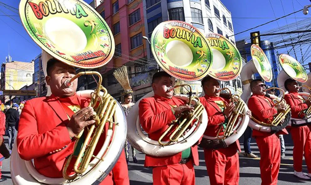 De las 70 bandas de músicos que participan en el Gran Poder, casi 40 pertenecen a La Paz, otras 20 llegan desde Oruro.  FOTO: APG