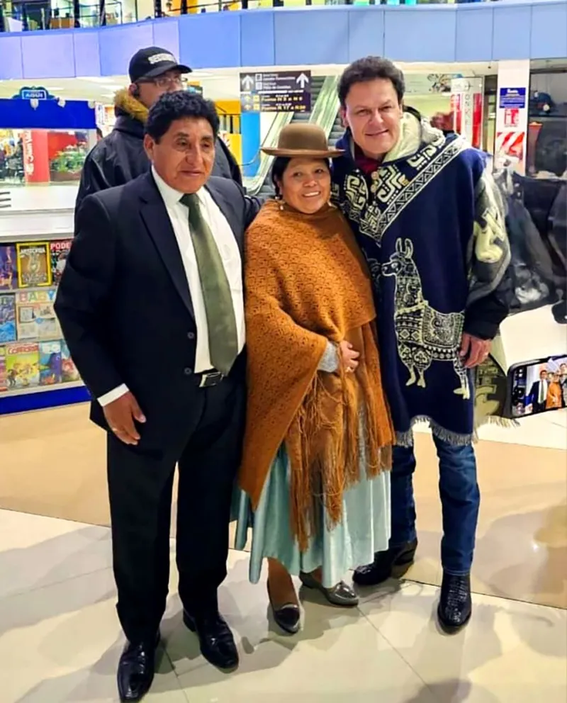 El mexicano Pedro Fernández llegó para la recepción de la Poderosa Illimani. Foto. Qamasa