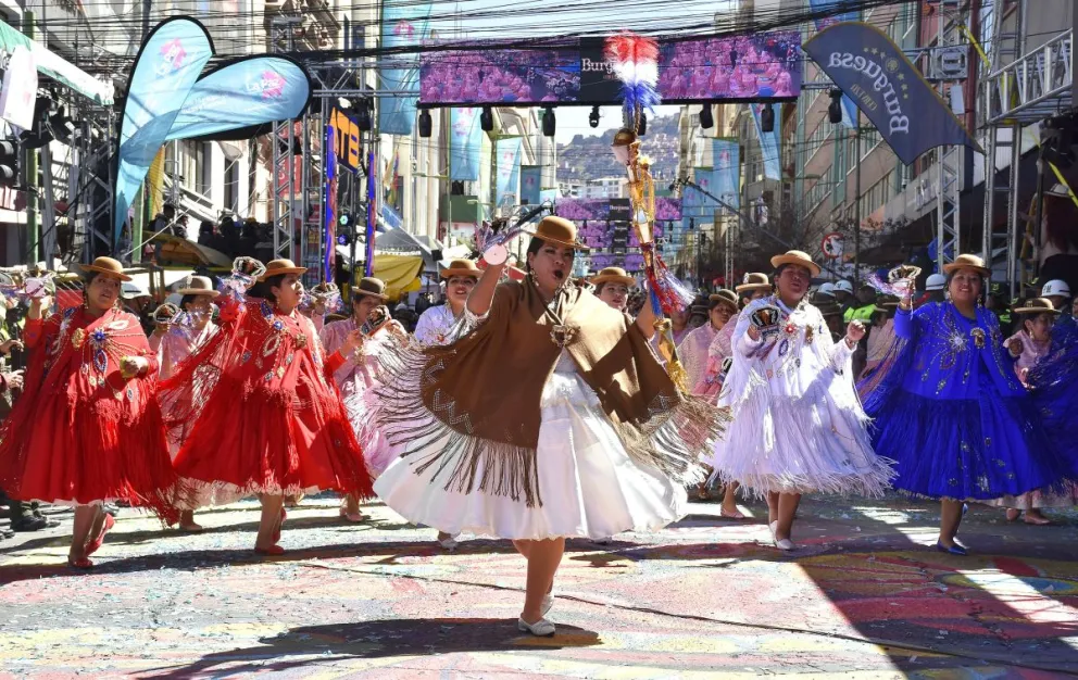 Fraternas, cargadas de joyas, en su paso por el palco de la fiesta al Señor del Gran Poder.   FOTO: APG