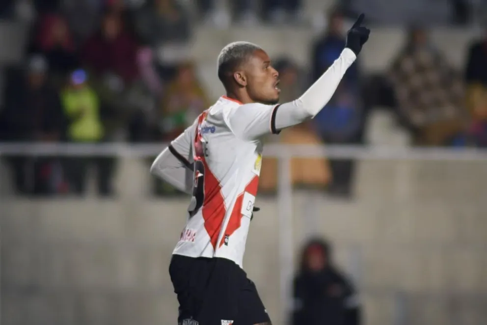 Wesley da Silva señala a sus compañeros tras anotar el primer gol albirrojo. Foto Always Ready