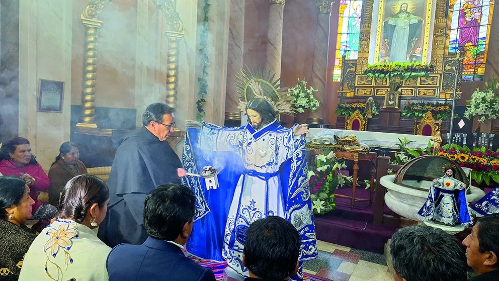 El rector del santuario bendice el nuevo manto y a los prestes, actuales y antiguos, durante el acto.   FOTO: Jorge Soruco/Visión 360