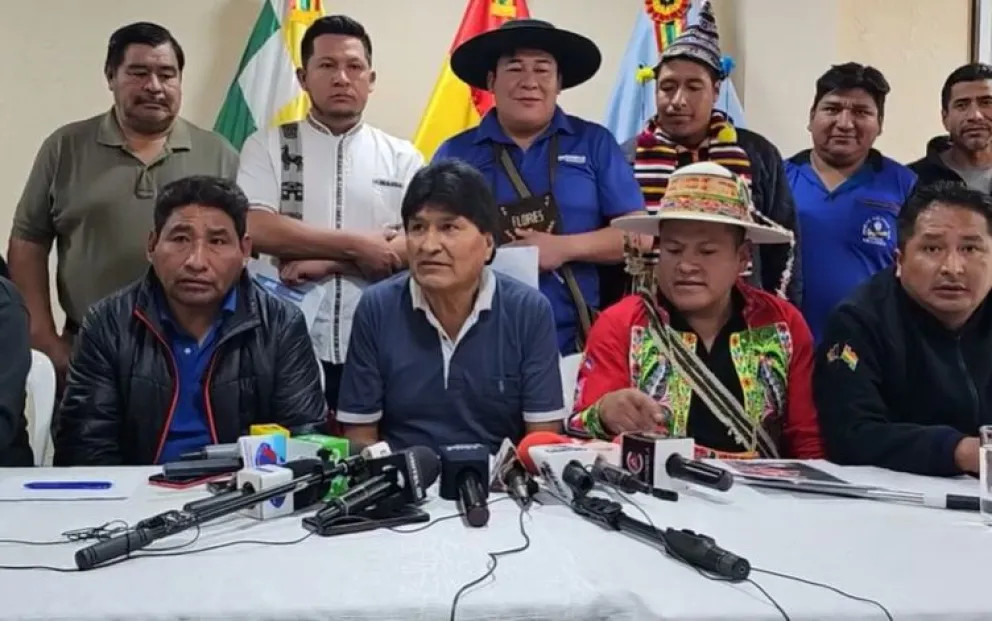 Evo Morales en conferencia de prensa, junto a miembros de su directiva en conferencia de prensa. Foto: MAS