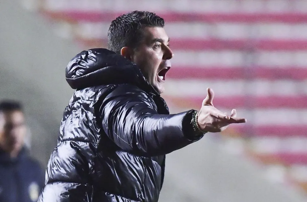 Ismael Rescalvo, director técnico de The Strongest, da instrucciones a sus dirigidos. Foto: APG 