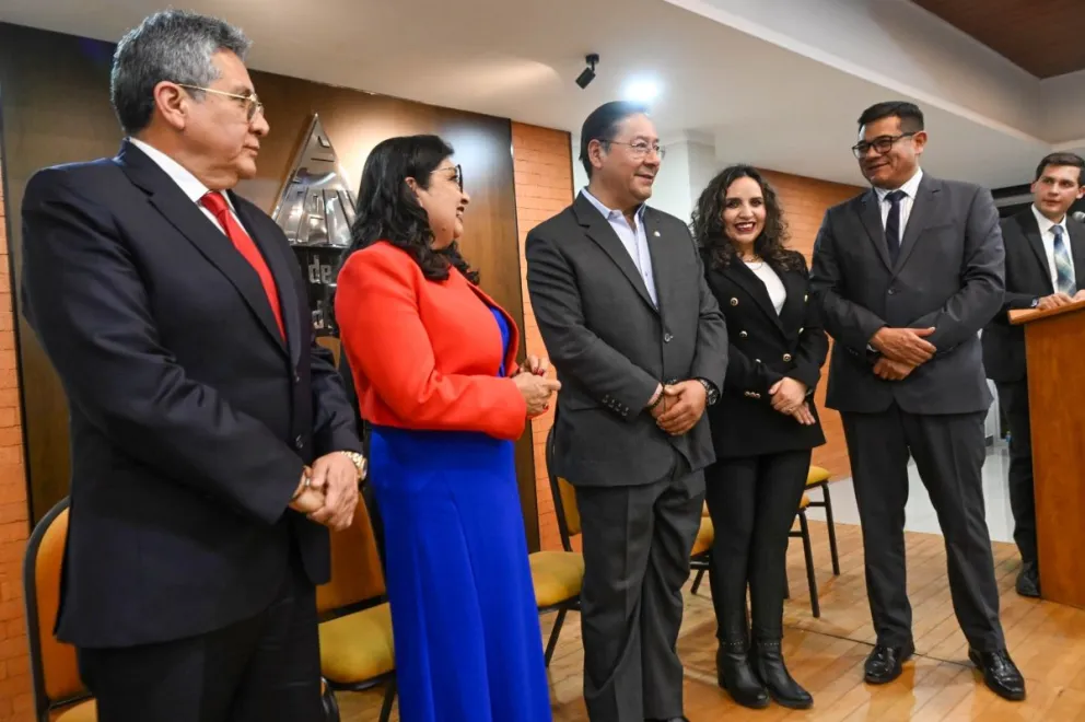 Luis Arce, junto a autoridades y empresarios en Chuquisaca, anoche. Foto: Facebook del mandatario 