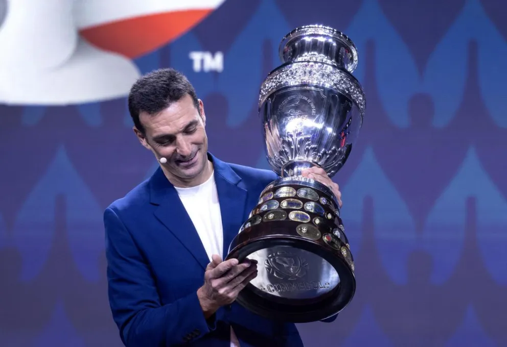 Lionel Scaloni observa el trofeo de la Copa América, en la última versión. Foto EFE