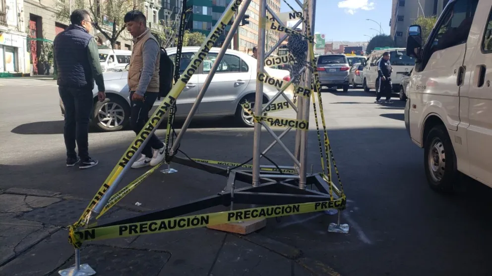 Los pies de los arcos de luces, envueltos en cintas de prevención. Foto: Carlos Quisbert