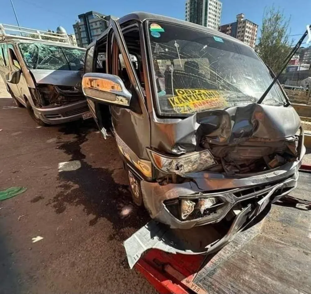 Dos de los minibuses involucrados en el accidente. Fotos: Radio Compañera