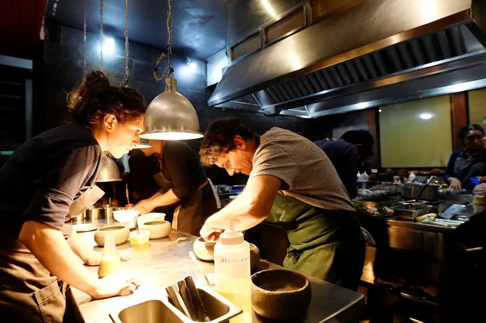 Marsia Taha y Rodolfo Guzmán trabajando en la cocina de GUSTU. Foto: Pedro Laguna